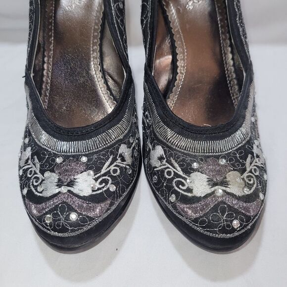 Qupid Elegant Black and Silver Embroidered Wedge Shoes - Picture 4 of 12